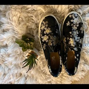 Japanese art style slip ons 🌼
